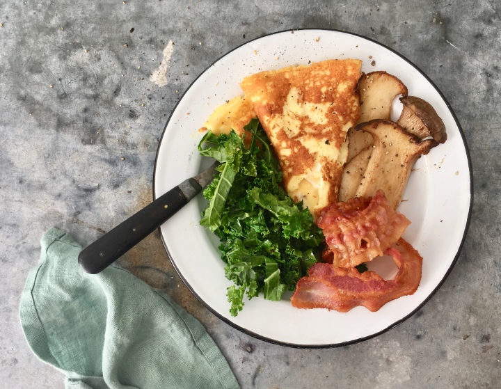 Pekoniaamiaislautanen (Bacon breakfast plate)